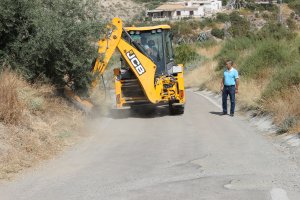 El concejal de Pedanías,?Emilio Pérez, supervisa los trabajos de limpieza y desbroce en uno de los caminos.