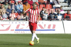 El internacional montenegrino con la rojiblanca del Almería.