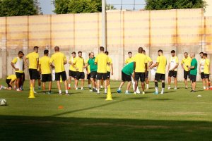 Alberto González trabajando con la plantilla celeste.