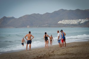 Socorristas de Mojácar en un simulacro en la playa.