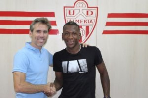 El nuevo lateral con Miguel Corona.