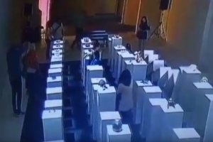 Momento en el que las coronas se caen al suelo. Foto: YouTube.