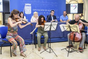 Laura Salcedo (violín), Virginia González (viola) y Ángel Luis Quintana (violonchelo) en Diputación, esta mañana.