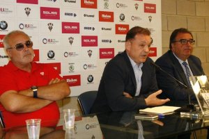 Garrido explicando los detalles de la venta.