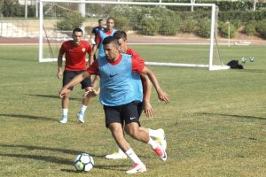 Hicham en una jugada con Alcaraz.