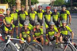 Jairo Ruiz posa con el Ciudad de Huércal.