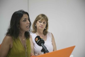 Mabel Hernández junto a Marta Bosquet durante su comparecencia