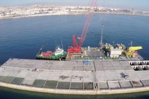 Obras de construcción del dique exento de abrigo del Muelle de Pechina en Almería.