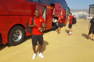 Pervis Estupiñán en la puerta del autocar.