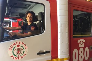 María Monje, primera mujer del Cuerpo de Bomberos de Almería, a bordo de uno de los camiones del parque.