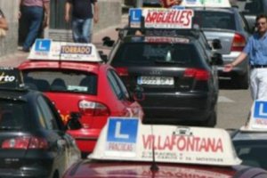 La falta de examinadores ha dejado a 150.000 alumnos sin examinar.