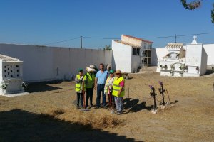 El edil de Medio Ambiente en el cementerio de La Perulera con trabajadores.