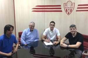 Caballero firmando contrato con el Almería.