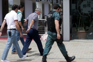 Villar llegando a la RFEF con la Guardia Civil.