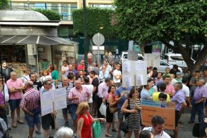 Los regantes se concentran en el Paseo de Almería para exigir agua para regadío.