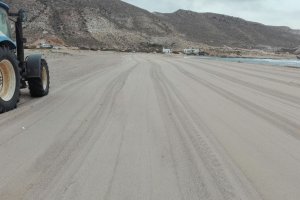 Máquina limpiadora, en El Playazo de Rodalquilar, tarea que los servicios municipales hacen una vez a la semana.