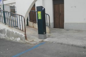 Parquímetro situado en una zona de poca visibilidad, junto a una escalera en desuso.
