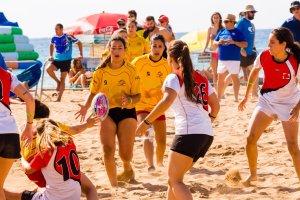 Las chicas lo bordaron sobre la arena.