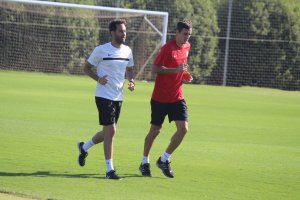 Pablo Caballero ejercitándose al margen.