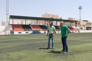 Alcalde y concejal supervisando los trabajos.