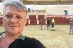 Pepe Ola, de CNG Casting, en la Plaza de Toros de Almería, localización de Domino.