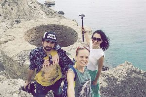 Tres de los integrantes en Zapillo Summer en plena grabación.