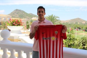 Pablo Caballero con su nueva camiseta.