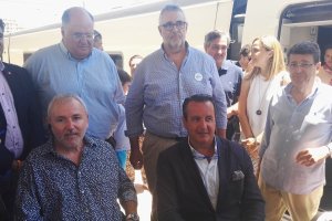 Parte de los asistentes a la llegada del Talgo.