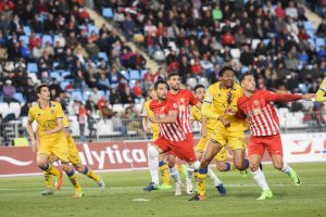 Owona con Quique en el Almería-Alcorcón.