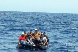 Primera patera rescatada durante este sábado con 19 personas a bordo.