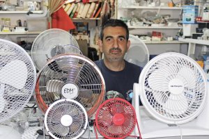 Gabriel Cobos cea lleva treinta años con su establecimiento de componentes  electrónicos en la calle Lope de Vega.