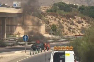 Imagen del vehículo ardiendo junto a la carretera.