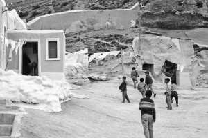 Cualquier escenario podía ser un  campo de fútbol si había niños de por medio. En la imagen, un grupo de niños jugando al fútbol bajo la empinada lad