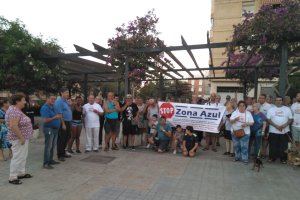 Concentración de los vecinos en el Parque San Isidro, junto a la calle Santiago.