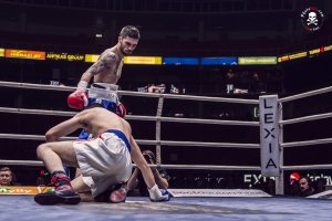 Rayito tumba en la lona a su rival en Finlandia.