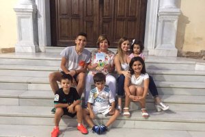 La familia de Clementina García y el libro en las manos de la autora.