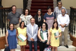 Delegado con representantes de asociaciones y consistorios que reciben ayudas.