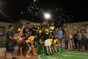 Los Morones festejan su triunfo en este maratón de fútbol-sala sénior.