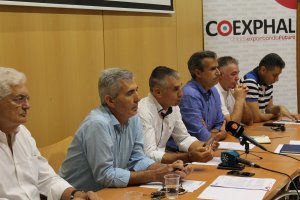 Representantes de Coexphal explican el papel de la organización en la defensa del agua para regadío en la provincia.