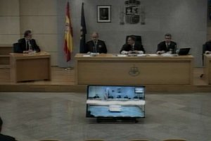Rajoy, sentado a la derecha,a escasos metros del juez.