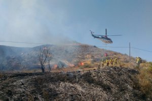Un helicóptero ayer en Cortijo Aguarico. Bomberos del Levante