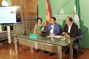 El consejero  de Agricultura, Rodrigo Sánchez Haro, presentó ayer el avance de campaña, junto a Gracia Fernández y José Manuel Ortiz Bono.