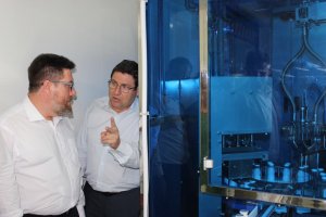 El consejero en la fábrica de yogur de Lubrín