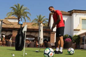 Nano, un amante del fútbol y del golf.