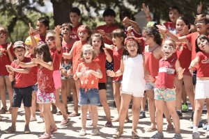 Parte de los niños congregados ayer en Abla.