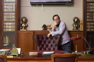 Manuel Martín Cuenca durante un rodaje de su nueva película, El autor. (Foto: Julio Vergne)