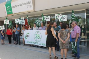 CSIF recibe a las diputadas del PP en El Toyo con una protesta sobre el decreto de las 35 horas