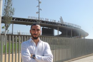 Al lado del Estadio de los Juegos Mediterráneos.