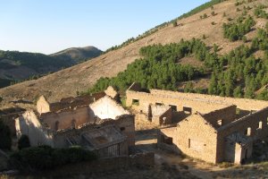 Ejemplos de recursos que podrían ponerse en valor como reclamo turístico en la Comarca serían los pueblos mineros de las Menas de Serón.