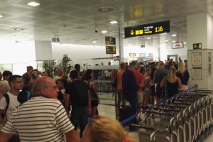 Aeropuerto de Almería durante la jornada del viernes, la de mayor afluencia.